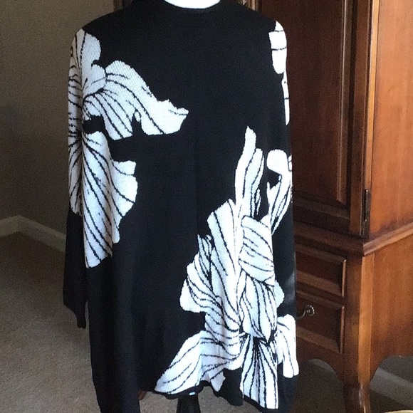 Chico’s Black w/White Leaf Print Sweater/Wrap - Picture 3 of 4